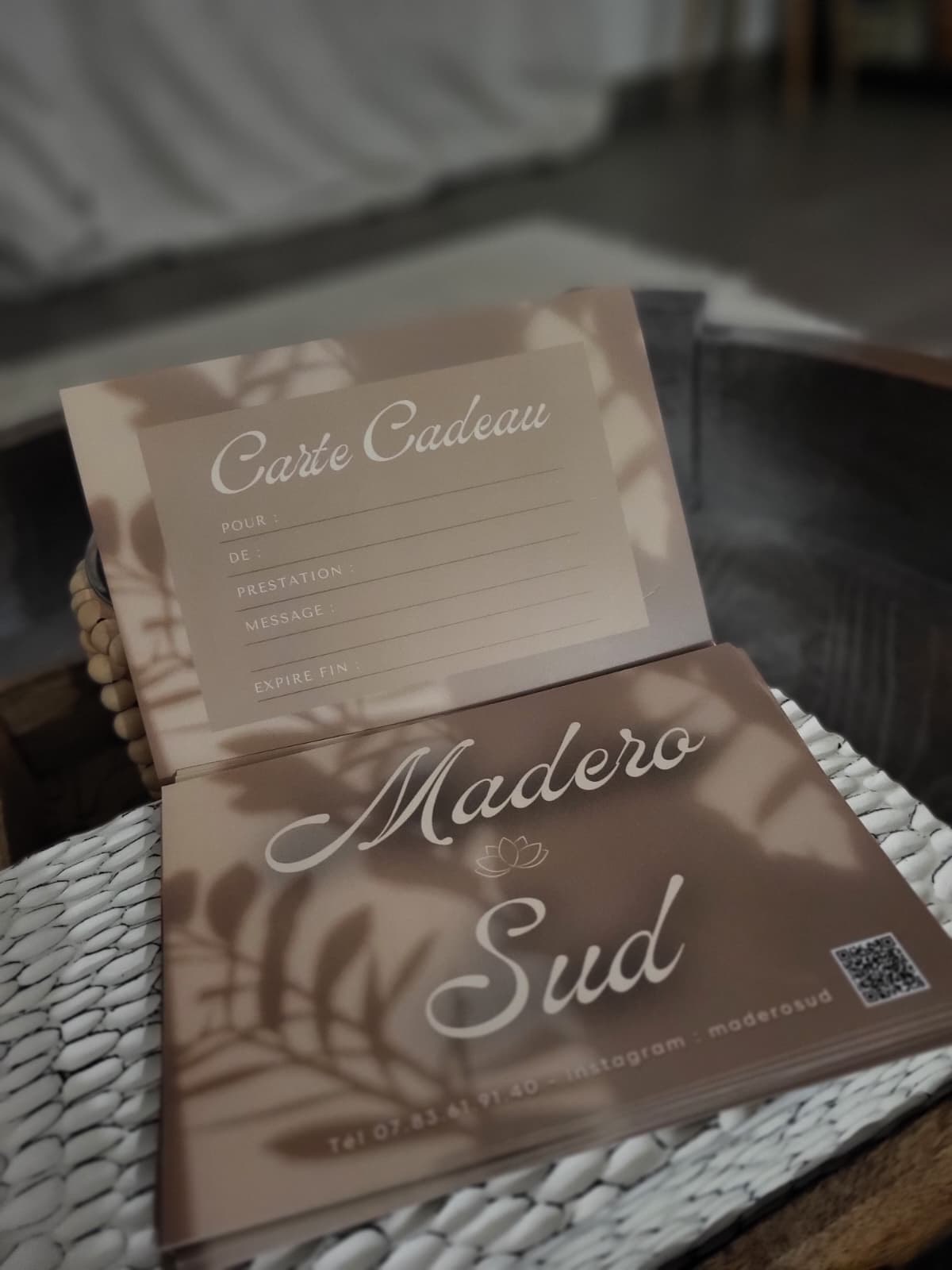 Carte cadeau Madero Sud ouverte : au recto le logo de Madero Sud, au verso les champs à remplir.