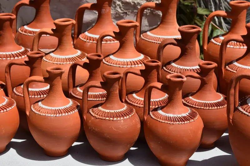 Jarres en terre cuite du Maroc alignées au soleil.